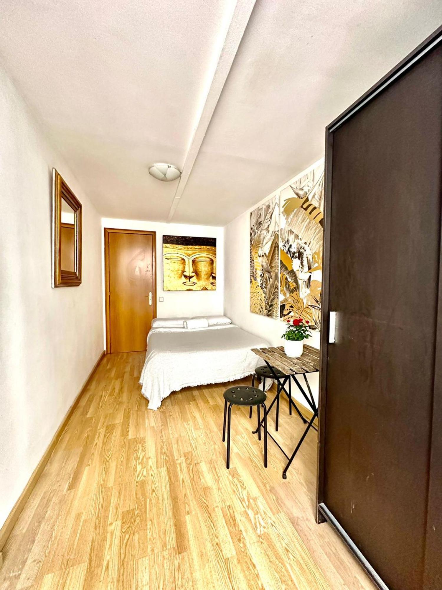 Private Rooms In City Center Barcelone Extérieur photo